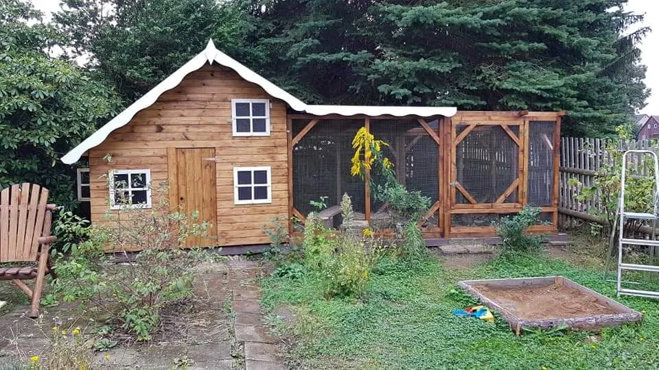 Ein mardersicheres Außengehege für Meerschweinchen, das anfangs höhere Investitionskosten mit sich bringt, aber nicht vernachlässigt werden sollte.