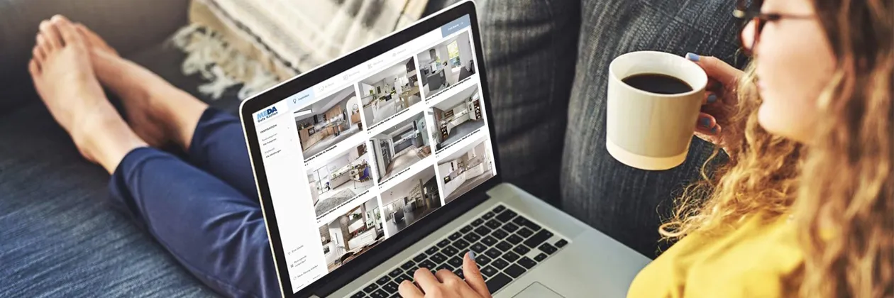 Ein MEDA Banner, das eine moderne und elegant gestaltete Küche mit Kochinsel und Essbereich zeigt