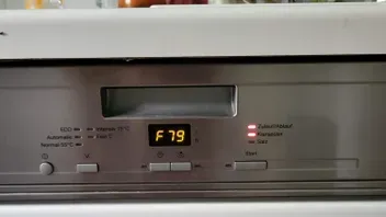 Ein Miele Geschirrspüler mit aktiver Anzeige des Fehlers F79.