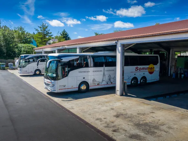 Ein moderner Reisebus auf dem Betriebsgelände des Busunternehmens Sommer-Reisen