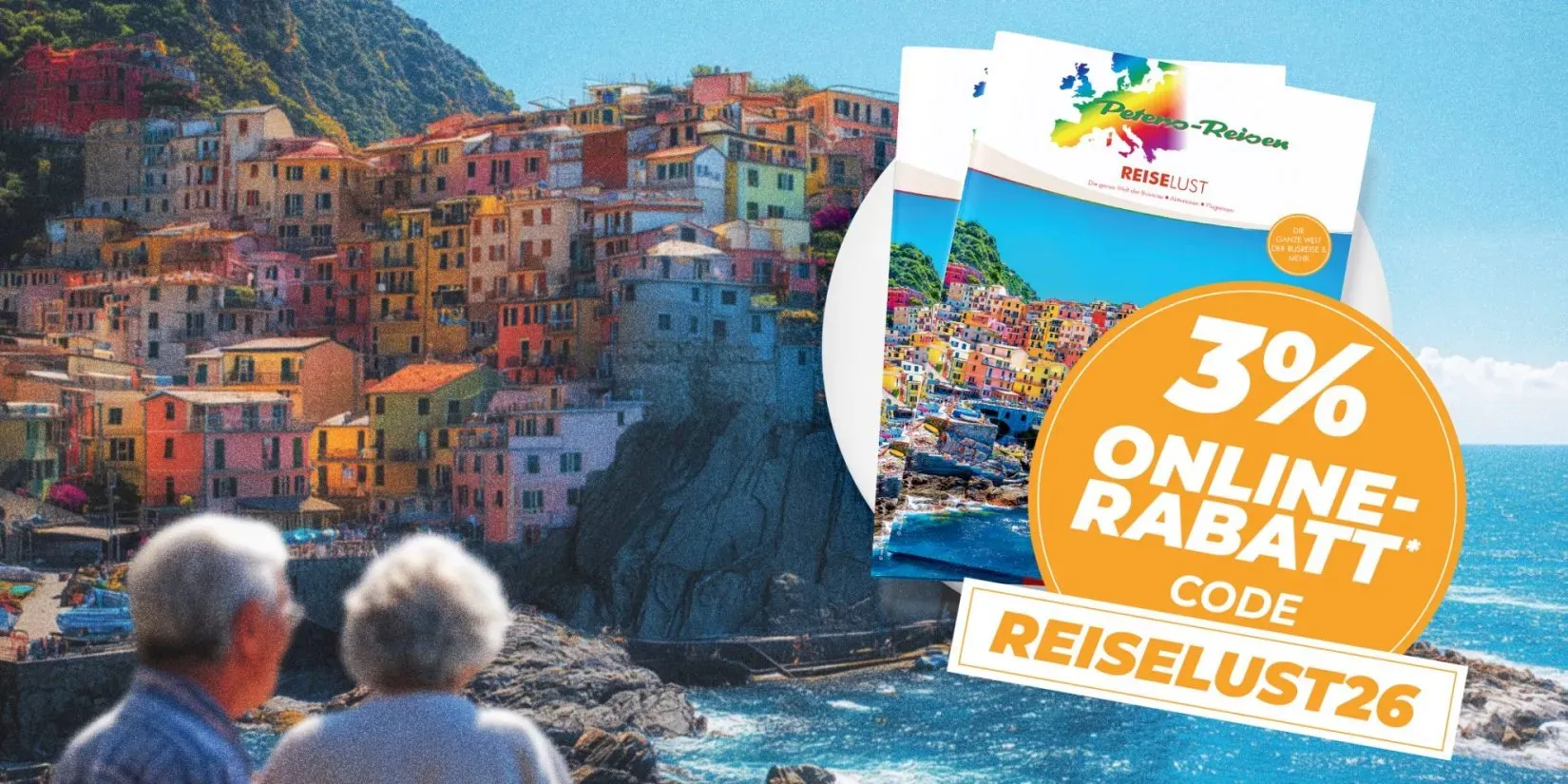 Ein moderner Reisebus von Peters-Reisen fährt auf einer Straße durch eine grüne Landschaft