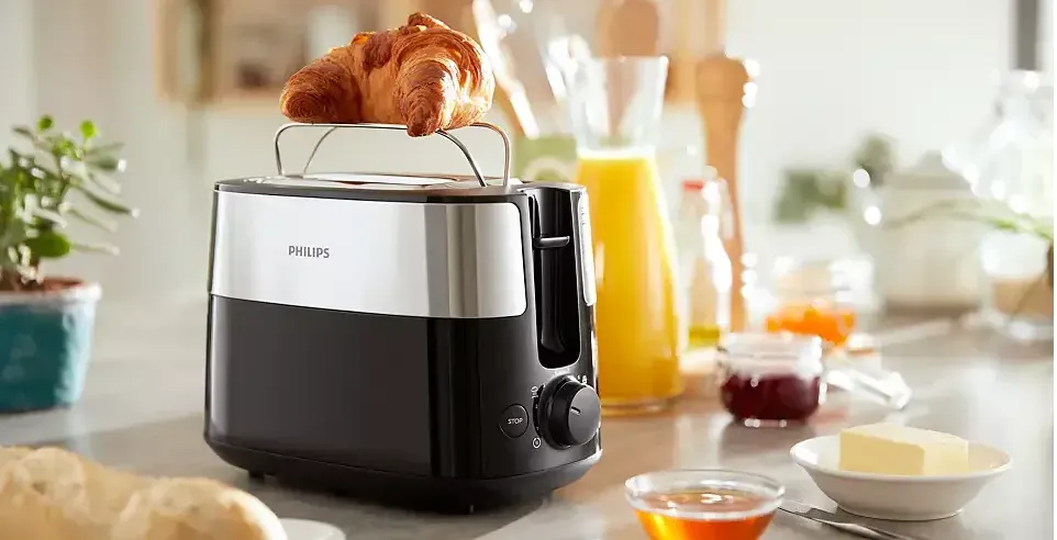 Ein moderner Toaster aus gebürstetem Edelstahl mit integriertem Brötchenaufsatz und intuitiven Bedienelementen