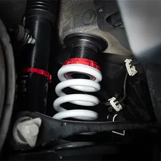 Ein modernes Gewindefahrwerk mit Feder und Dämpfer in einer Draufsicht