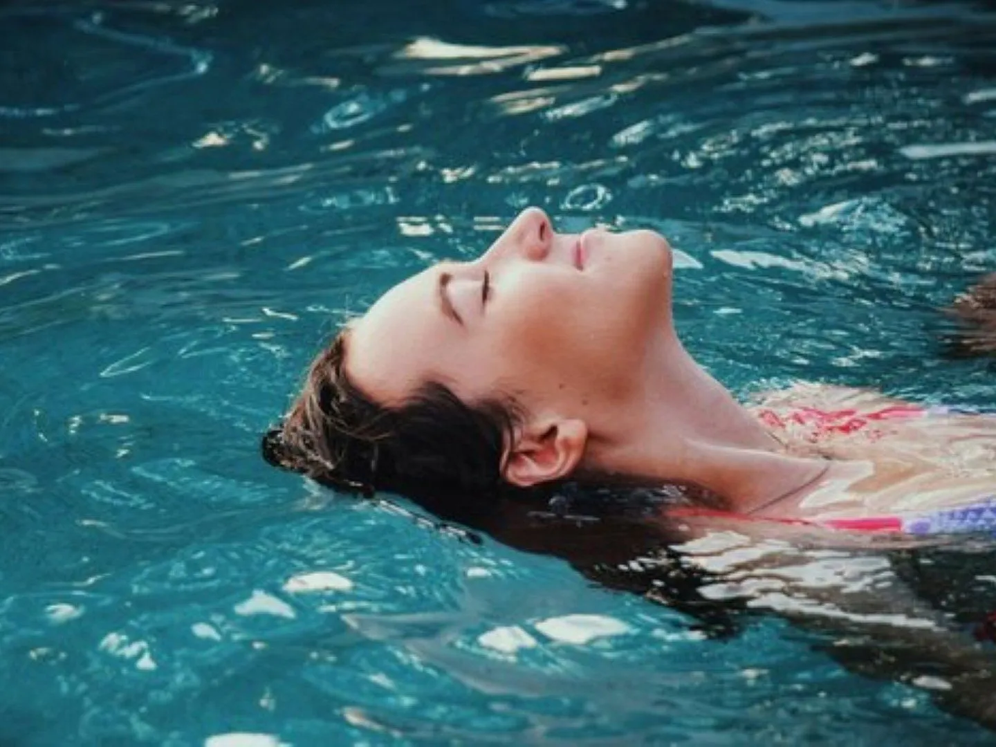 Ein modernes Hallenbad mit klarem Wasser und bequemen Liegen am Beckenrand