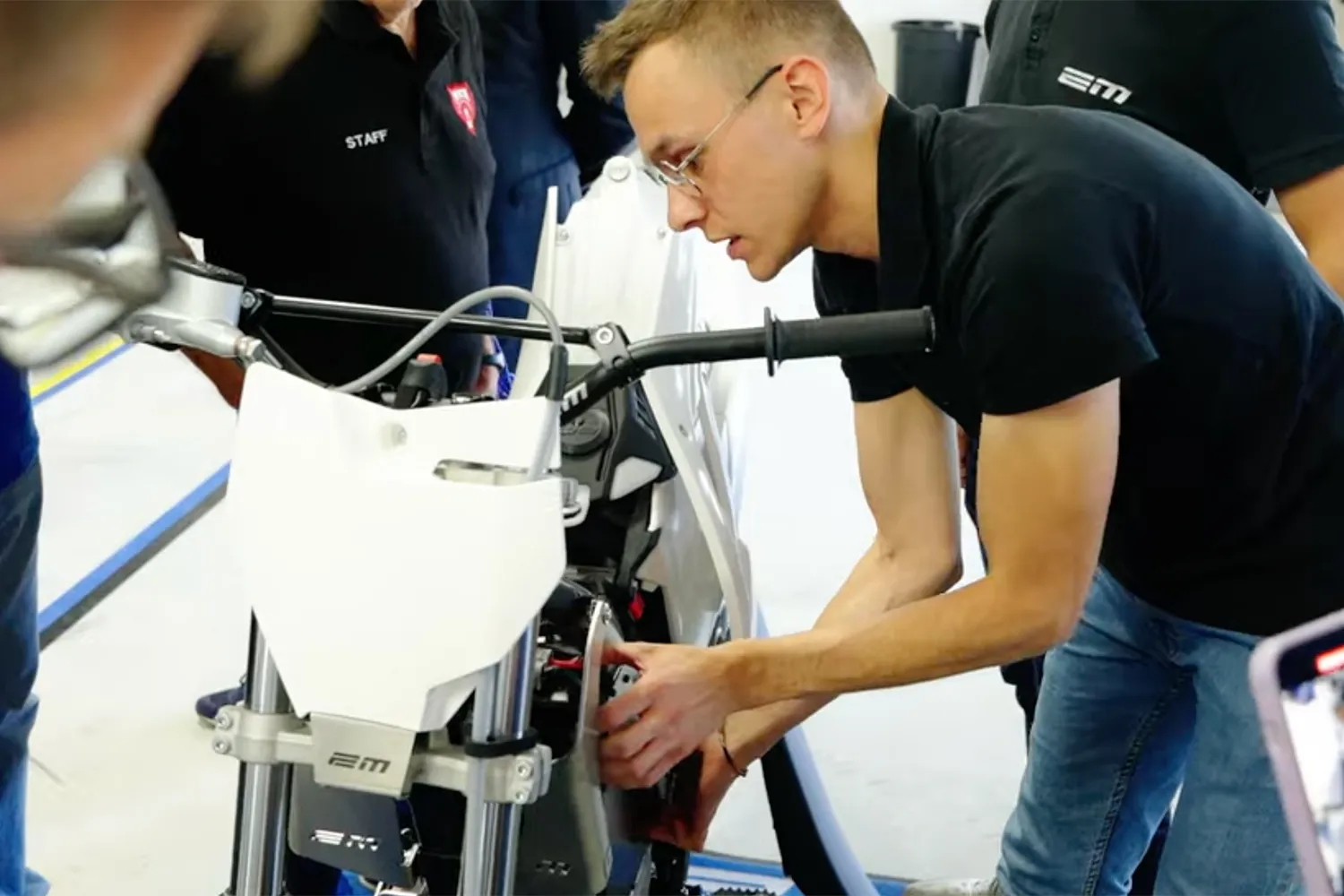 Ein Motoballspieler dribbelt den Ball mit seinem Elektromotorrad auf dem Feld