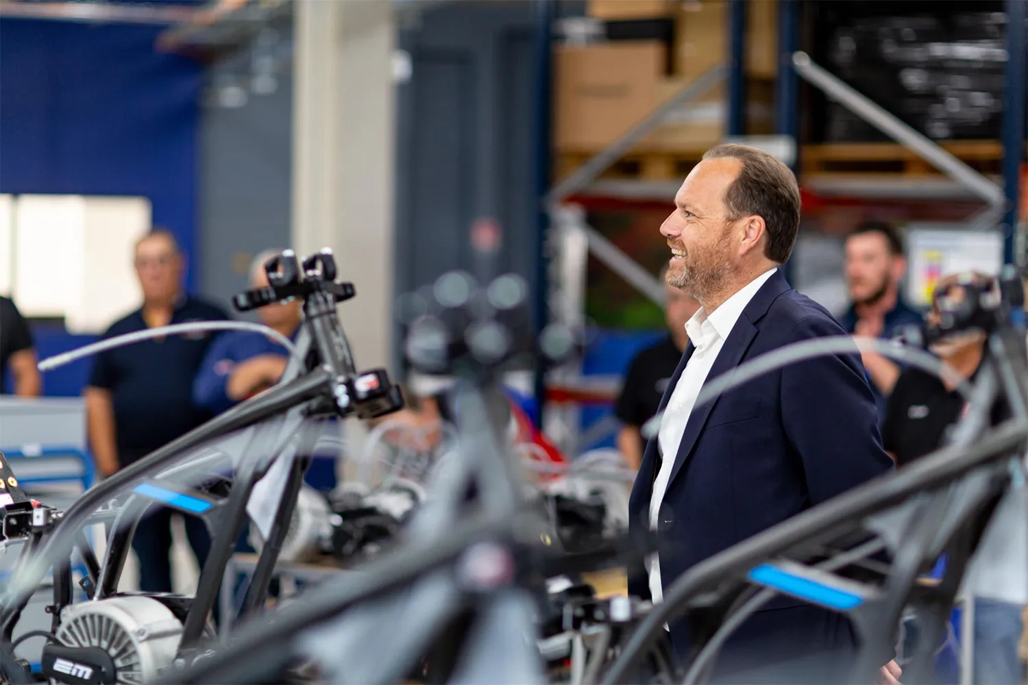 Ein Motoballspieler in Aktion auf einem Elektromotorrad während eines Trainings