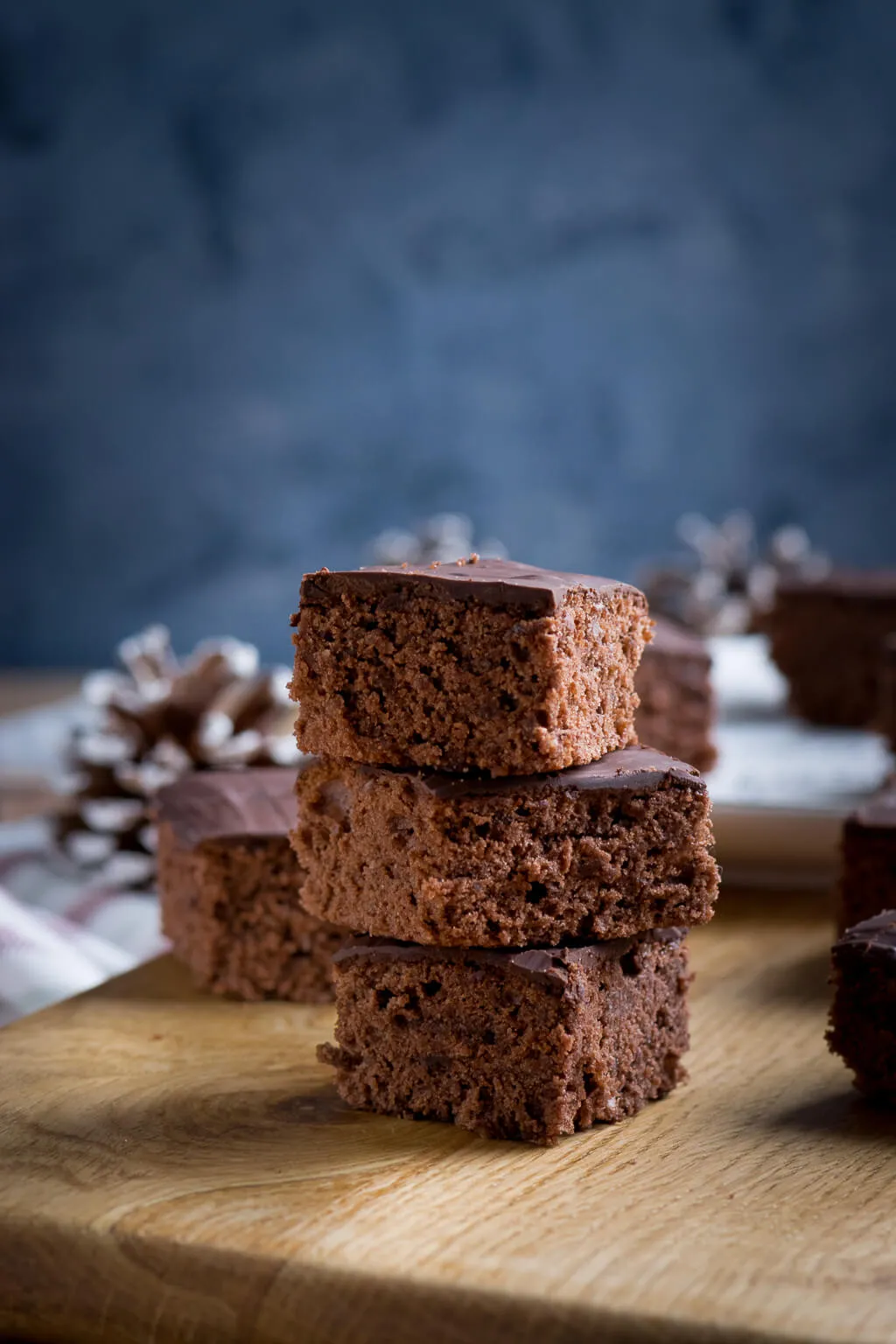 Ein Nahaufnahme des fluffigen Teiges und der dicken Schokoladenglasur