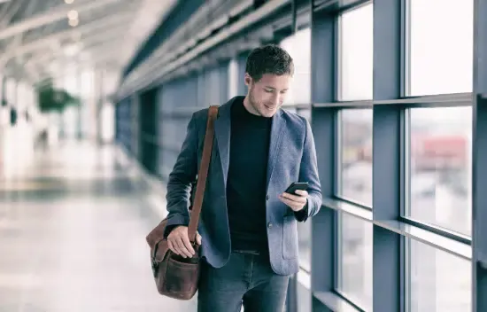 Ein Nutzer arbeitet an einem Laptop mit einer Projektmanagement-Software, die ein Gantt-Diagramm zur Projektplanung zeigt