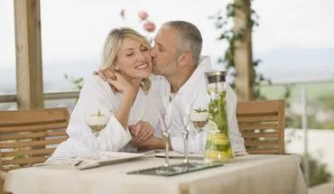 Ein Paar genießt einen romantischen Ausflug in der Natur und verbringt entspannte, glückliche Momente zusammen.