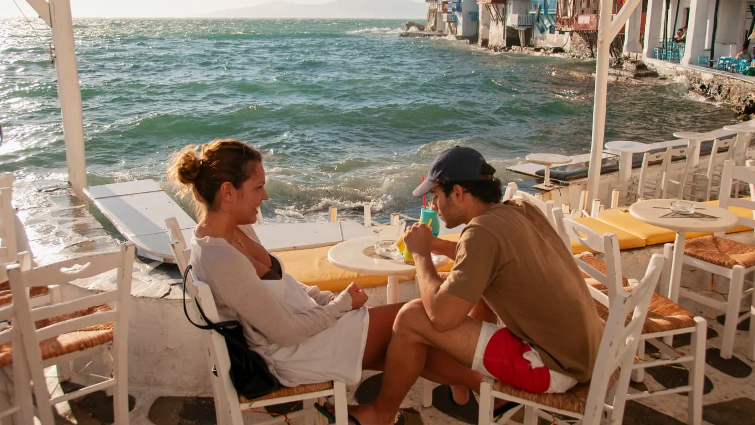Ein Pärchen sitzt in einer Strandbar auf Mykonos