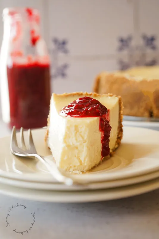 Ein perfekt gebackener amerikanischer Käsekuchen mit glatter Oberfläche