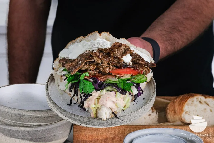 Ein perfekt gefüllter Döner Kebab mit mariniertem Rindfleisch und frischem Gemüse