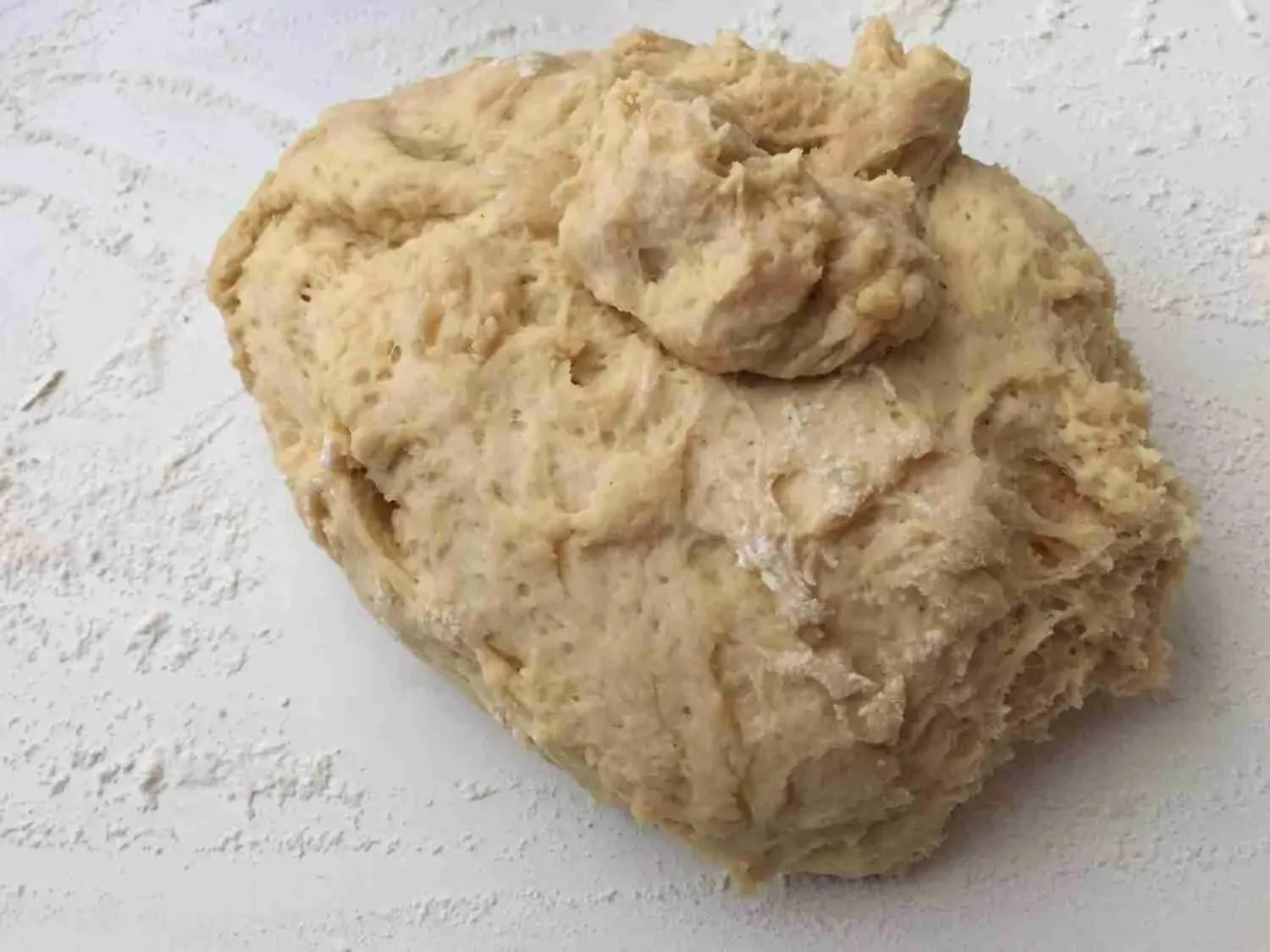 Ein perfekt gekneteter Hefeteig, glatt und geschmeidig, bereit zum Gehen in einer Schüssel