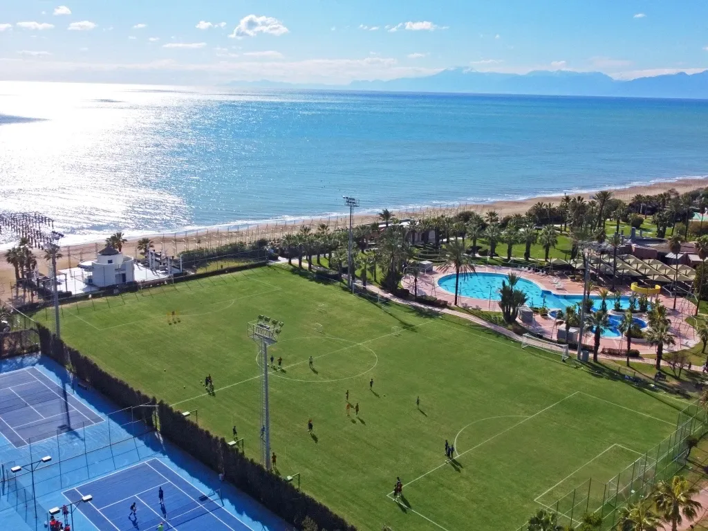 Ein perfekt gepflegter Naturrasenplatz einer Hotelanlage, bereit für das Training von Fußballmannschaften.