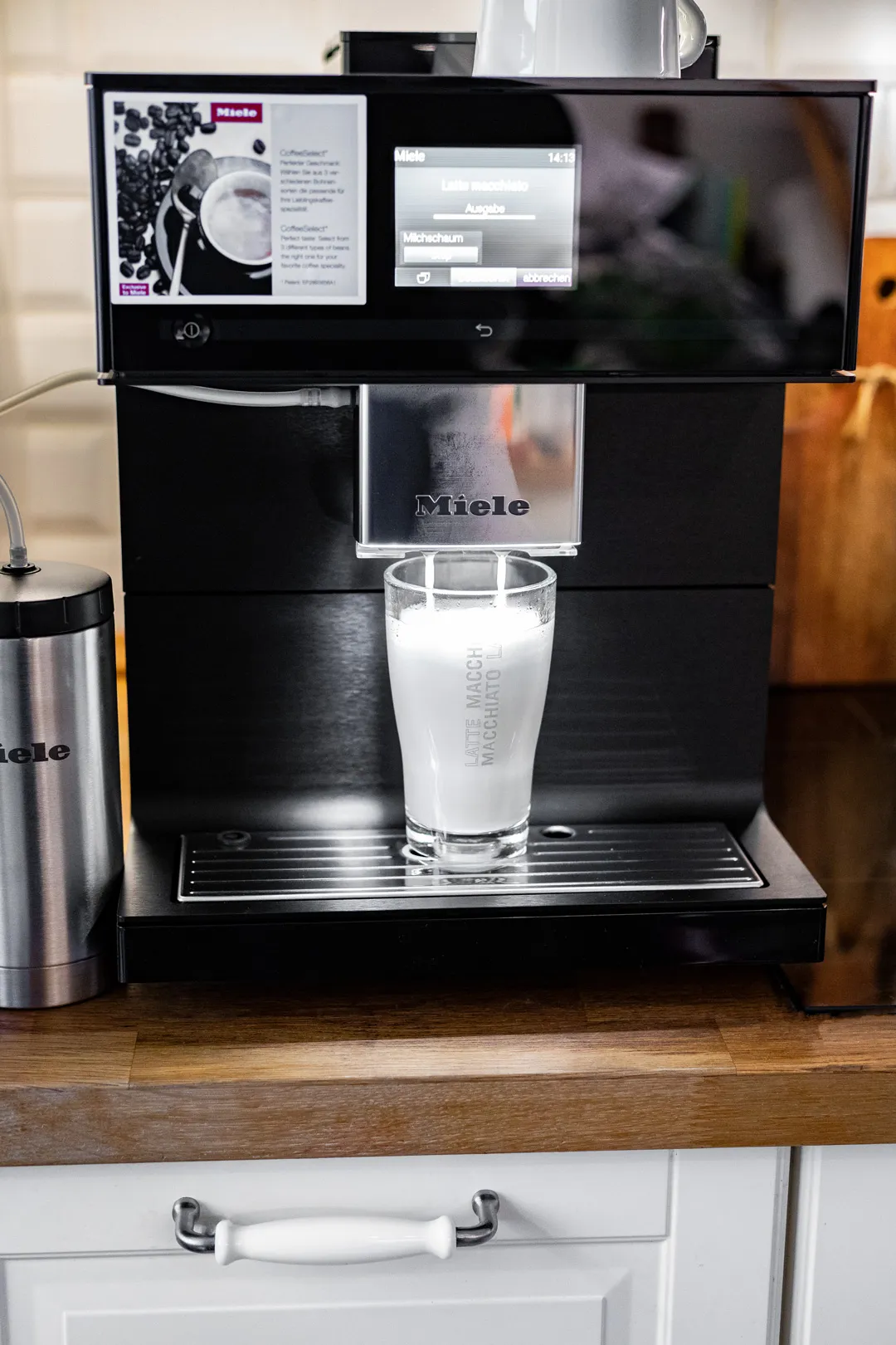 Ein perfekt geschichteter Latte Macchiato wird im Miele Kaffeevollautomaten zubereitet.