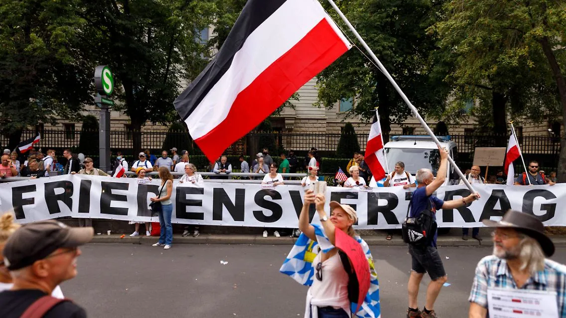 Ein Politiker spricht über die Herausforderungen im Kampf gegen Rechtsextremismus in der Gesellschaft.
