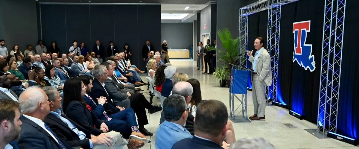 Ein Redner auf einer Technologiekonferenz, der Innovation und Zusammenarbeit feiert