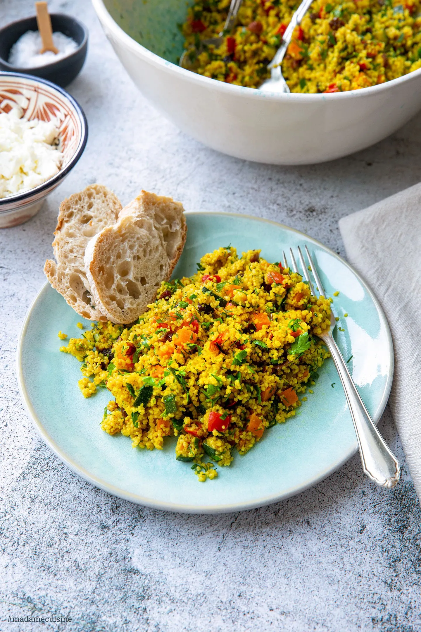 Ein reich gedeckter Tisch mit dem marokkanischen Couscous Salat und anderen Sommergerichten