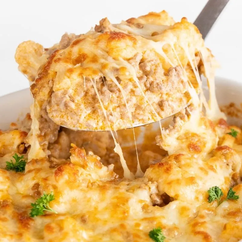 Ein reichhaltiger Blumenkohl-Hack-Auflauf, überbacken mit Käse, als kohlenhydratarmes Abendessen