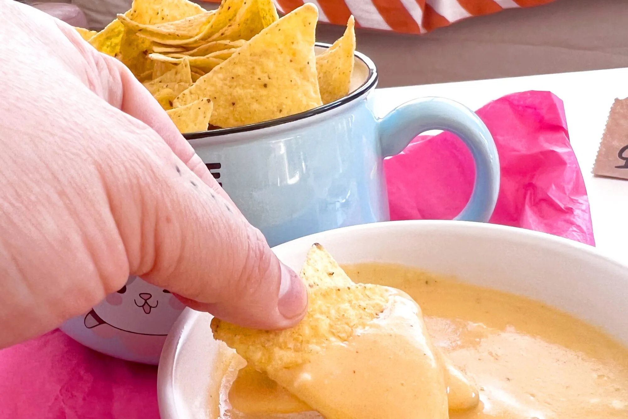 Ein reichhaltiger Käsedip in einer Schüssel, perfekt zum Dippen