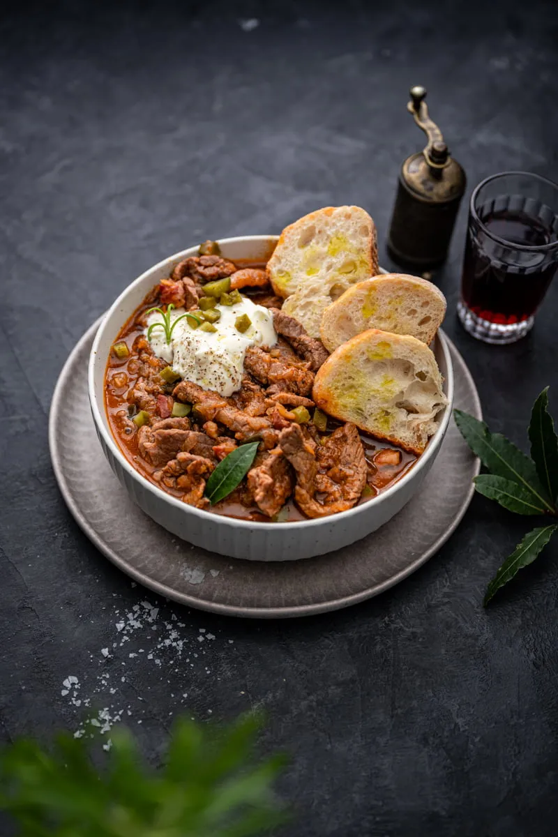 Ein reichhaltiger Rouladentopf, dampfend heiß und bereit zum Servieren