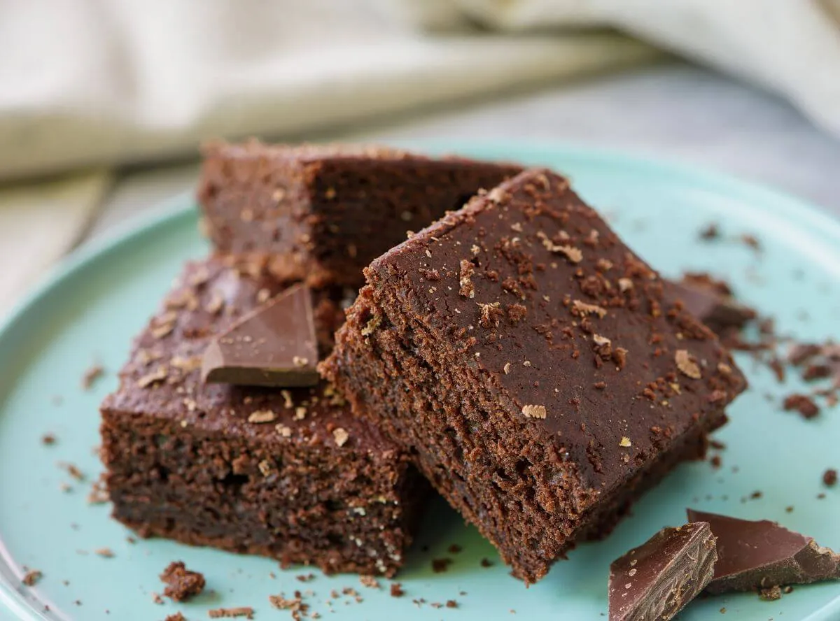 Ein reichhaltiger Schokokuchen vom Blech, schnell zubereitet und bei allen beliebt