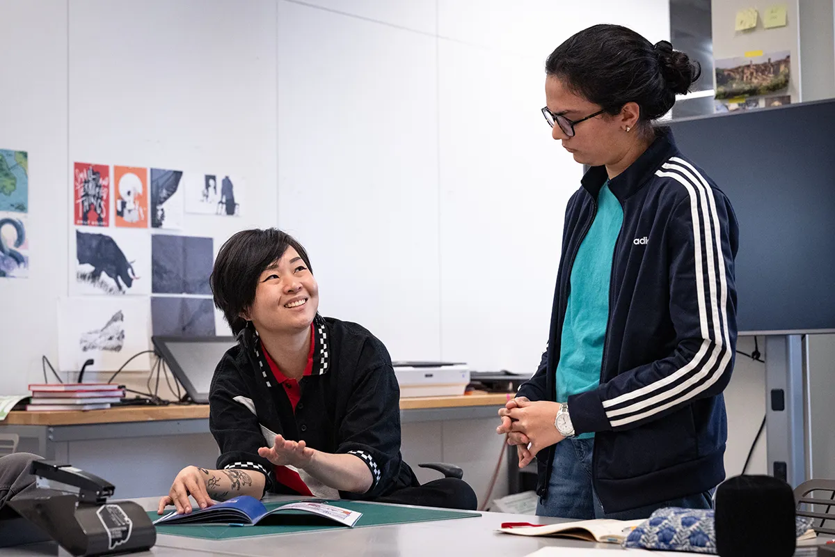 Ein reichhaltiges Frühstück mit frötlich getoastetem Brot und lokalen Delikatessen