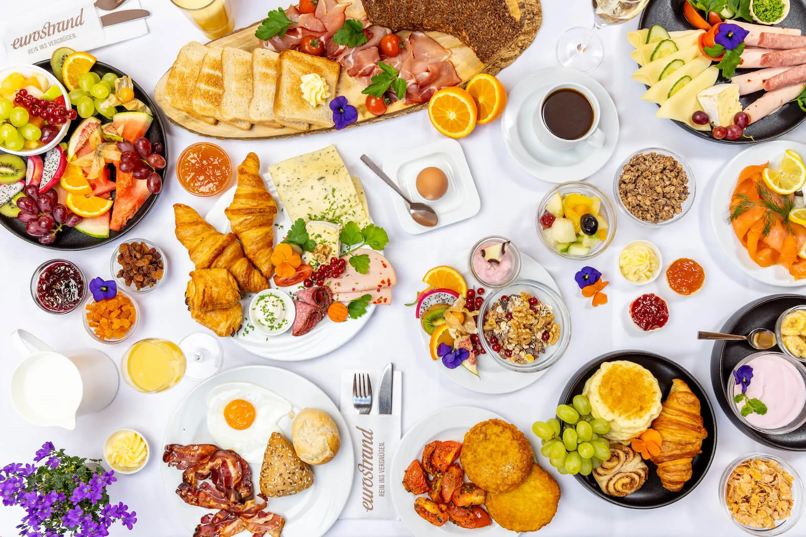 Ein reichhaltiges und appetitlich angerichtetes Buffet mit einer vielfältigen Auswahl an warmen Speisen und Beilagen.