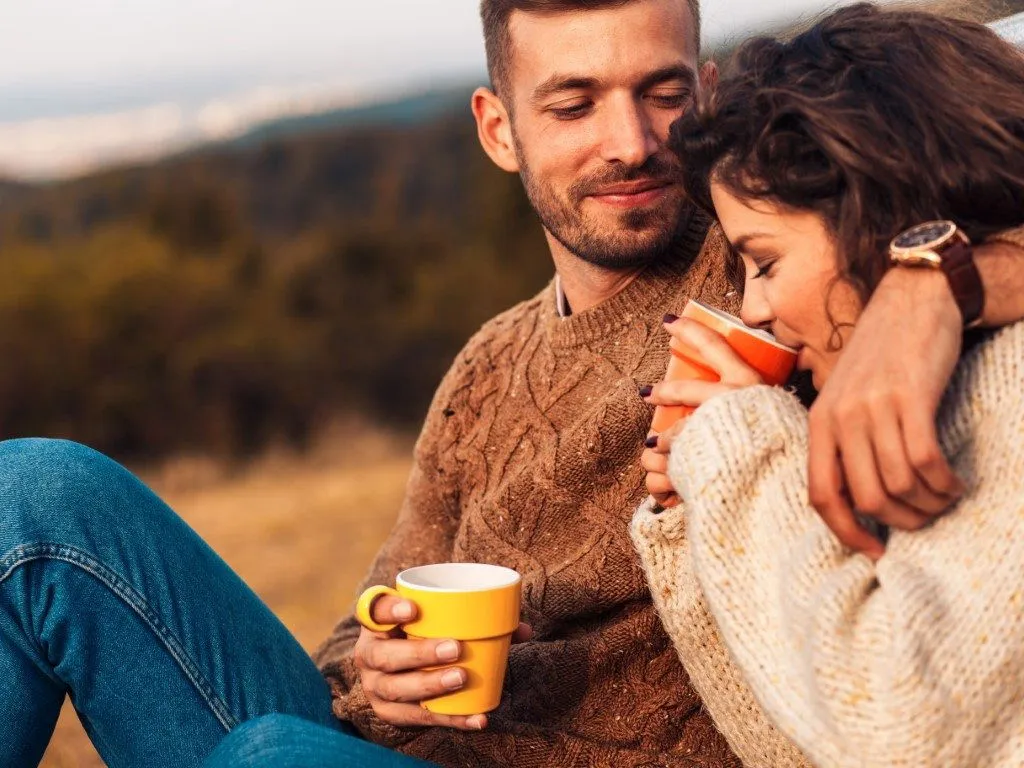 Ein romantisch gedeckter Tisch mit Kerzenlicht in einem gemütlichen Restaurantambiente