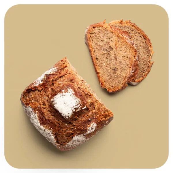 Ein rustikales Dinkelvollkornbrot mit körniger Textur, frisch aus dem Ofen