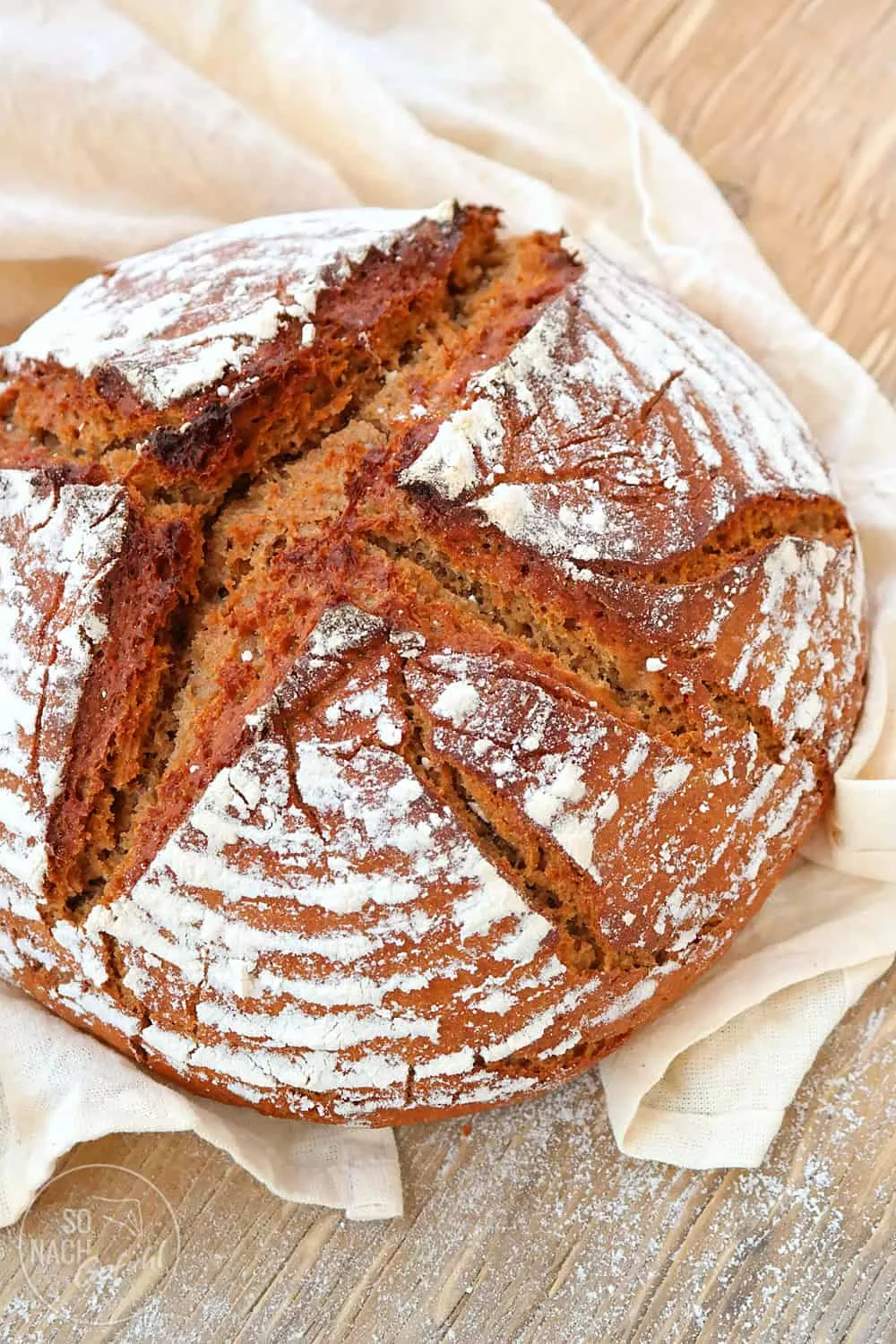 Ein rustikales, knuspriges Bauernbrot mit Sauerteig, frisch aus dem Ofen