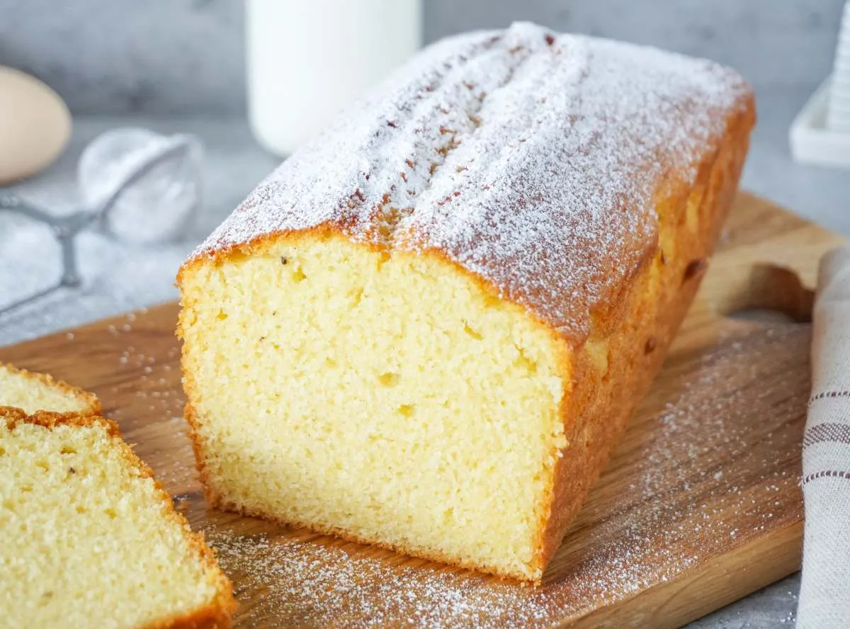 Ein saftiger Rührkuchen mit bunter Glasur, perfekt für einen Kindergeburtstag