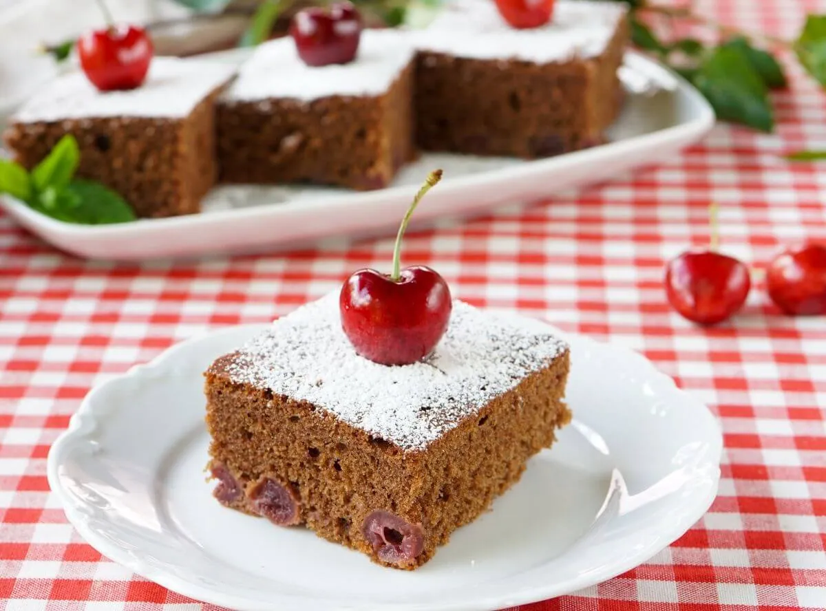 Ein saftiger Schoko-Blechkuchen, reichlich belegt mit Kirschen