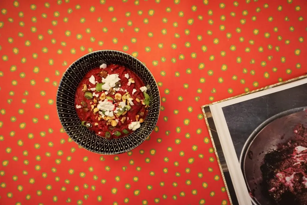 Ein Schälchen Rote-Bete-Püree, bestreut mit Za'atar und Granatapfelkernen.