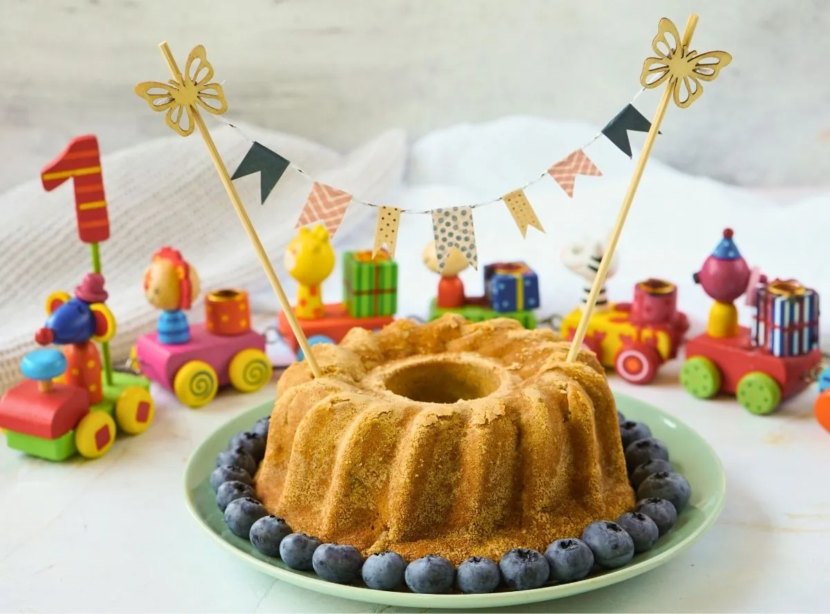 Ein schlichter, aber leckerer Bananenkuchen mit Apfel, ideal für den ersten Geburtstag ohne Zucker