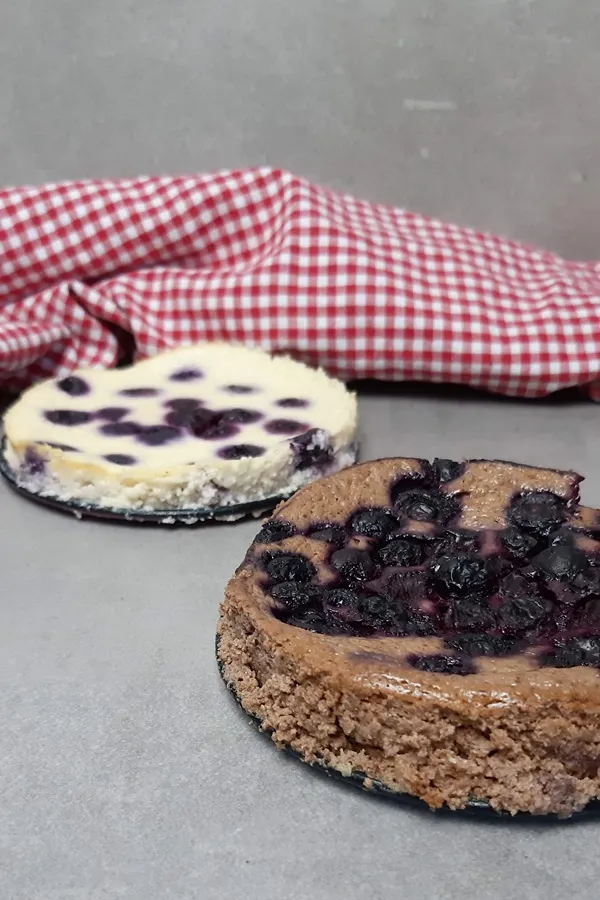 Ein schön garnierter Skyr-Kuchen mit Blaubeeren, perfekt für festliche Anlässe