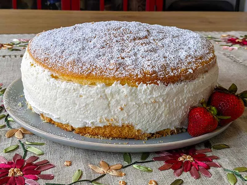 Ein schönes Stück Käse-Sahne-Torte, angeschnitten und bereit zum Genießen.