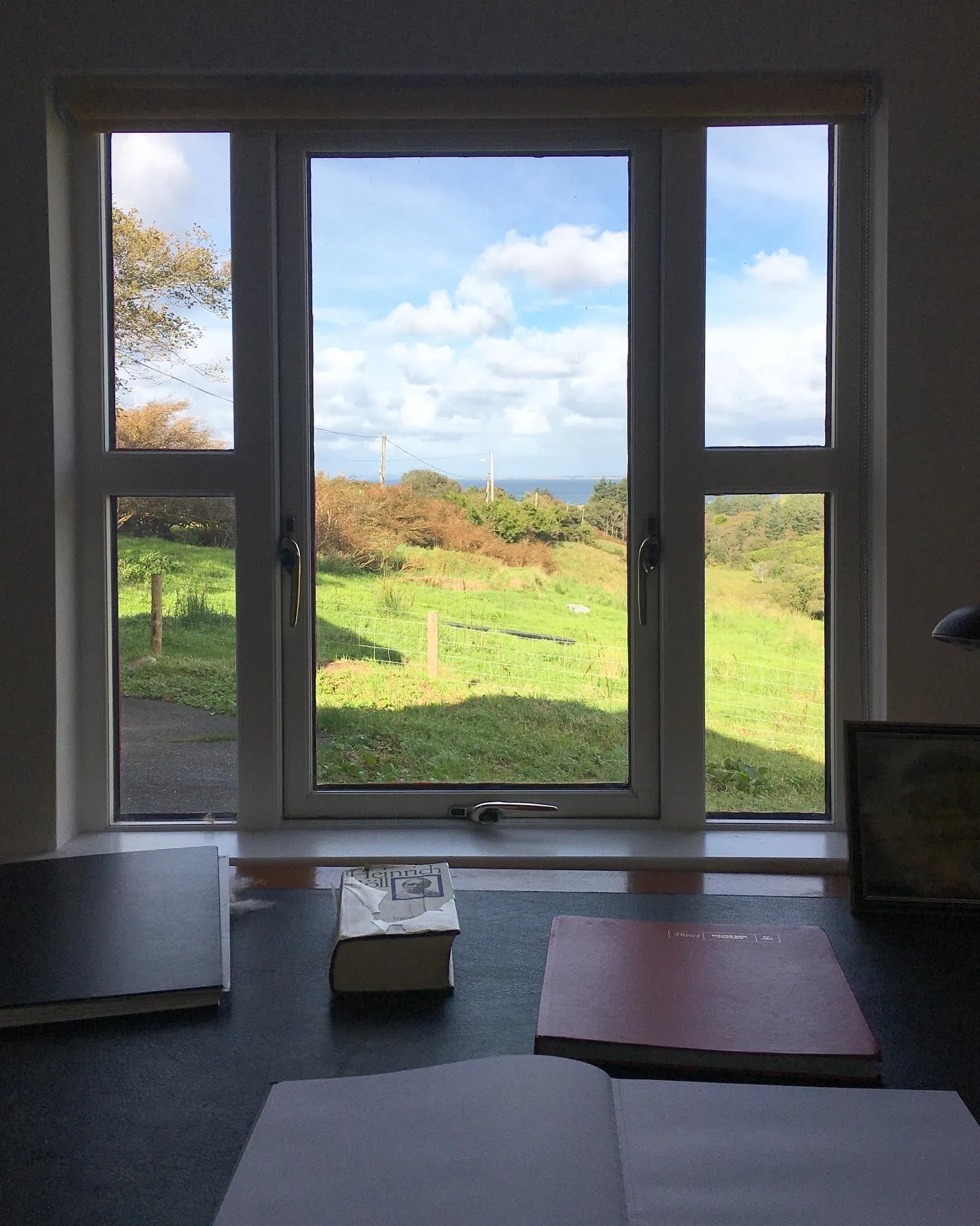 Ein Schreibtisch im Heinrich-Böll-Cottage mit Blick auf die Moorlandschaft und das Meer