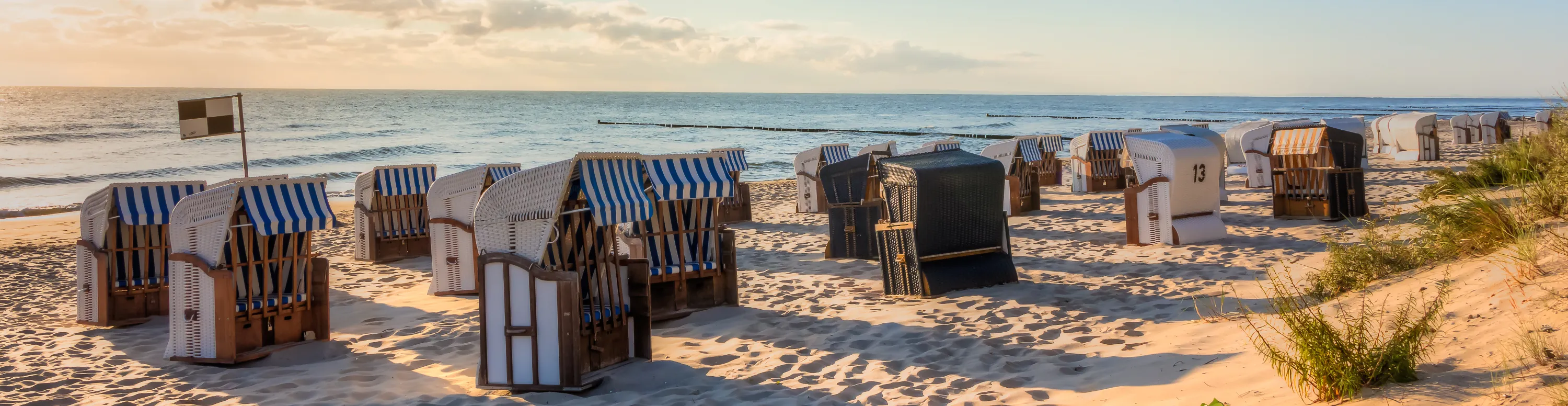 Ein sonniger Tag am Strand von Usedom mit Strandkörben