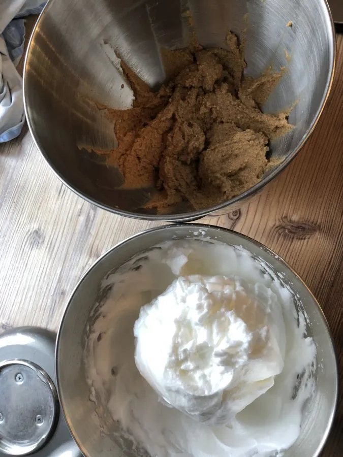 Ein Spekulatiusbiskuitteig wird in einer runden Form gebacken.