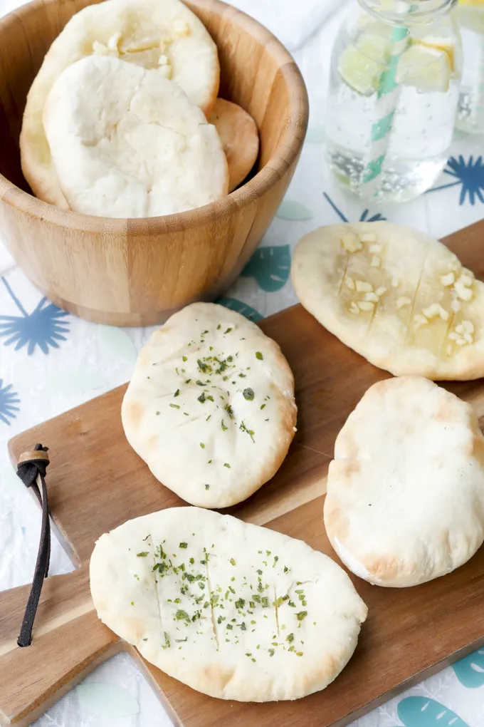 Ein Stapel goldbrauner, knuspriger und zugleich weicher Fladenbrote auf einem Teller.