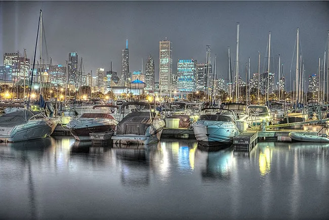 Ein stark tonemap-tes HDR-Bild, das detaillierte Texturen und einen surrealen Look aufweist.