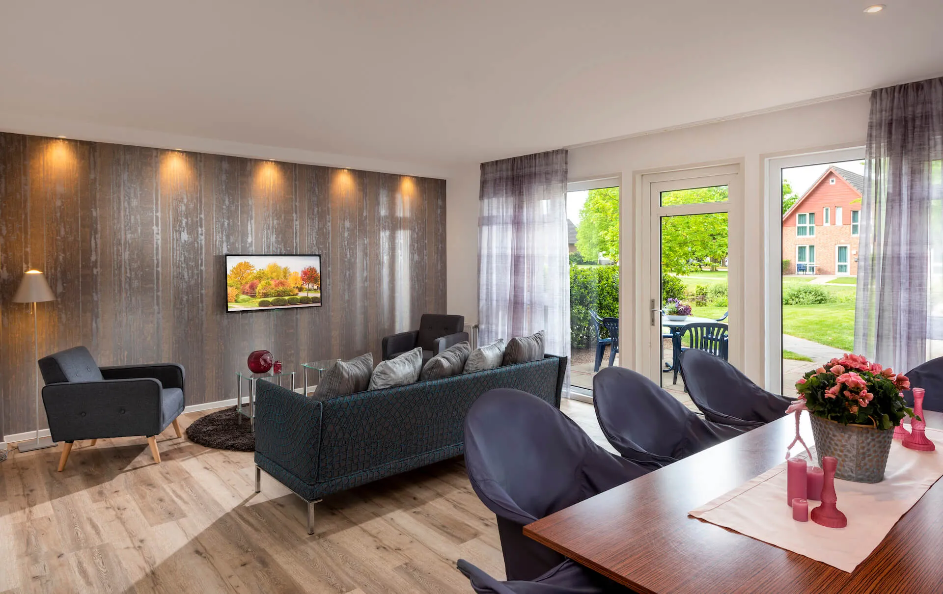 Ein stilvoll eingerichtetes Hotelzimmer mit zwei Einzelbetten und modernen Möbeln.