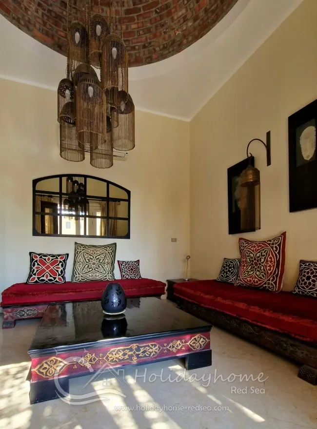 Ein stilvolles Wohnzimmer mit Smart TV, ein Ort zum Entspannen nach einem ereignisreichen Tag