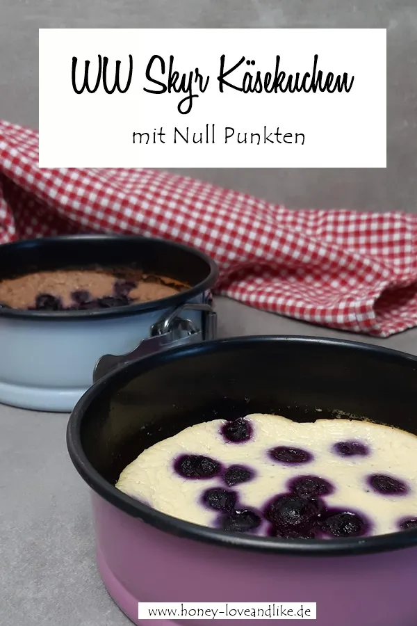 Ein Stück cremiger Weight Watchers Skyr-Kuchen mit Blaubeeren, perfekt für eine Feier