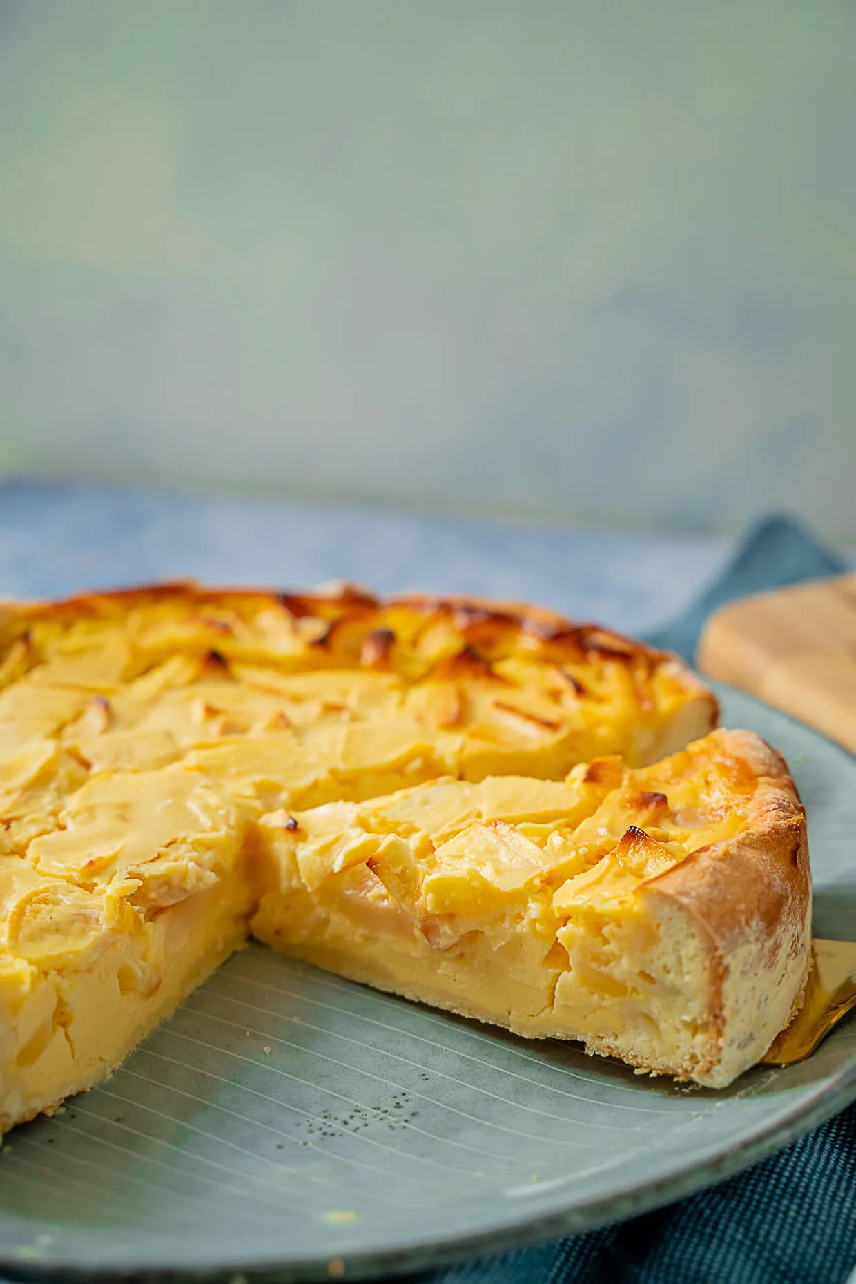 Ein Stück frisch gebackener Apfel-Quarkkuchen auf einem Teller