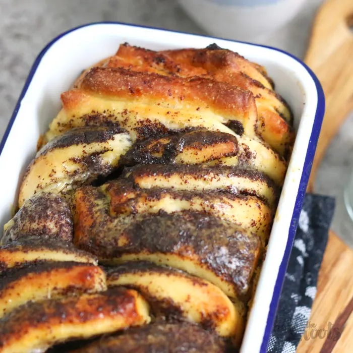 Ein Stück frisch gebackenes Mohn-Pudding-Zupfbrot