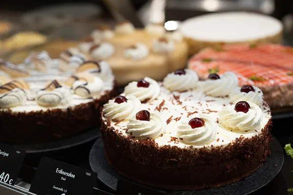 Ein Stück köstlicher Kuchen von Steiskal, verziert mit Sahne und Früchten.