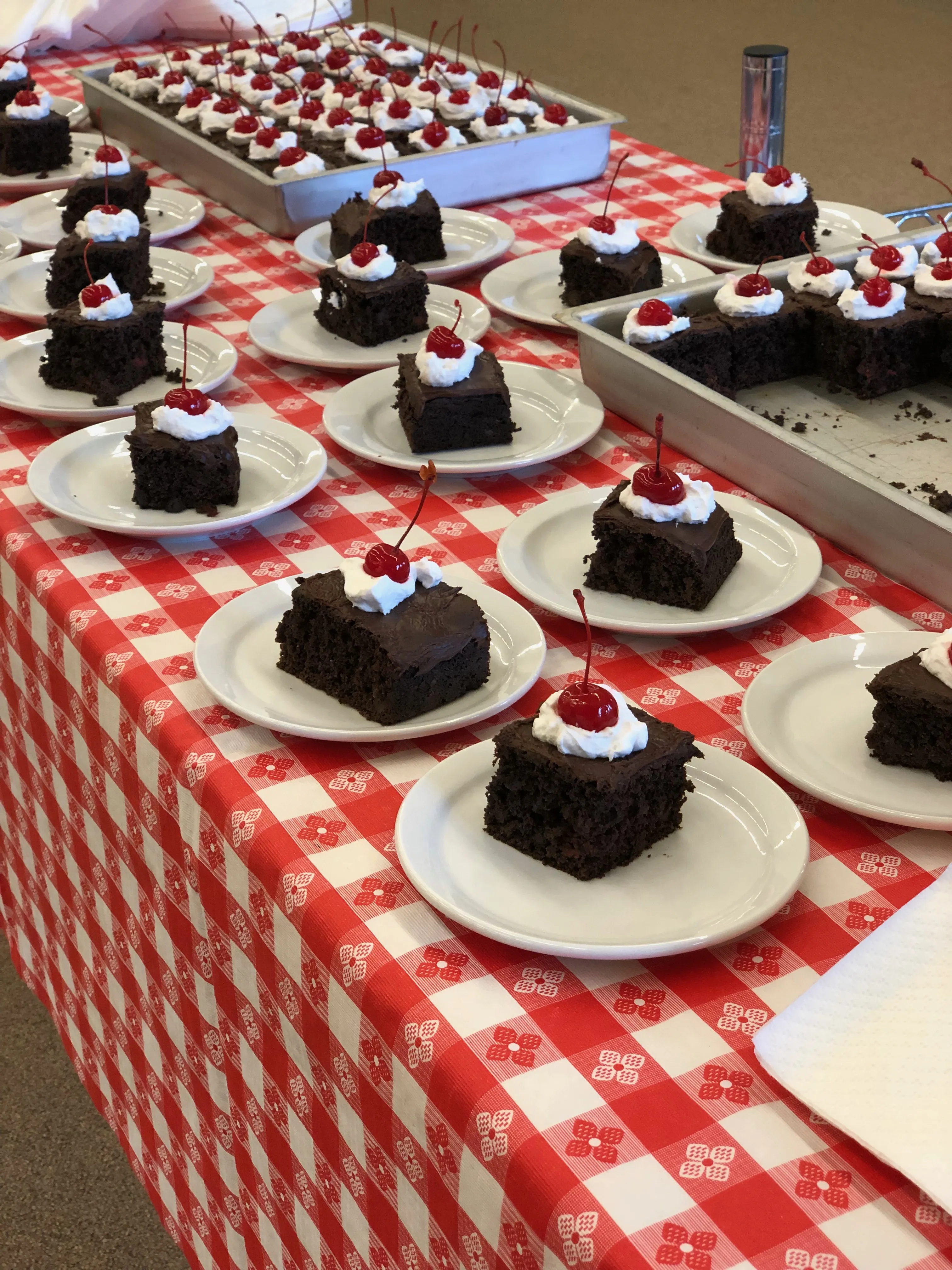 Ein Stück köstlicher Schwarzwälder Kirschtorte mit Kirschen und Sahne