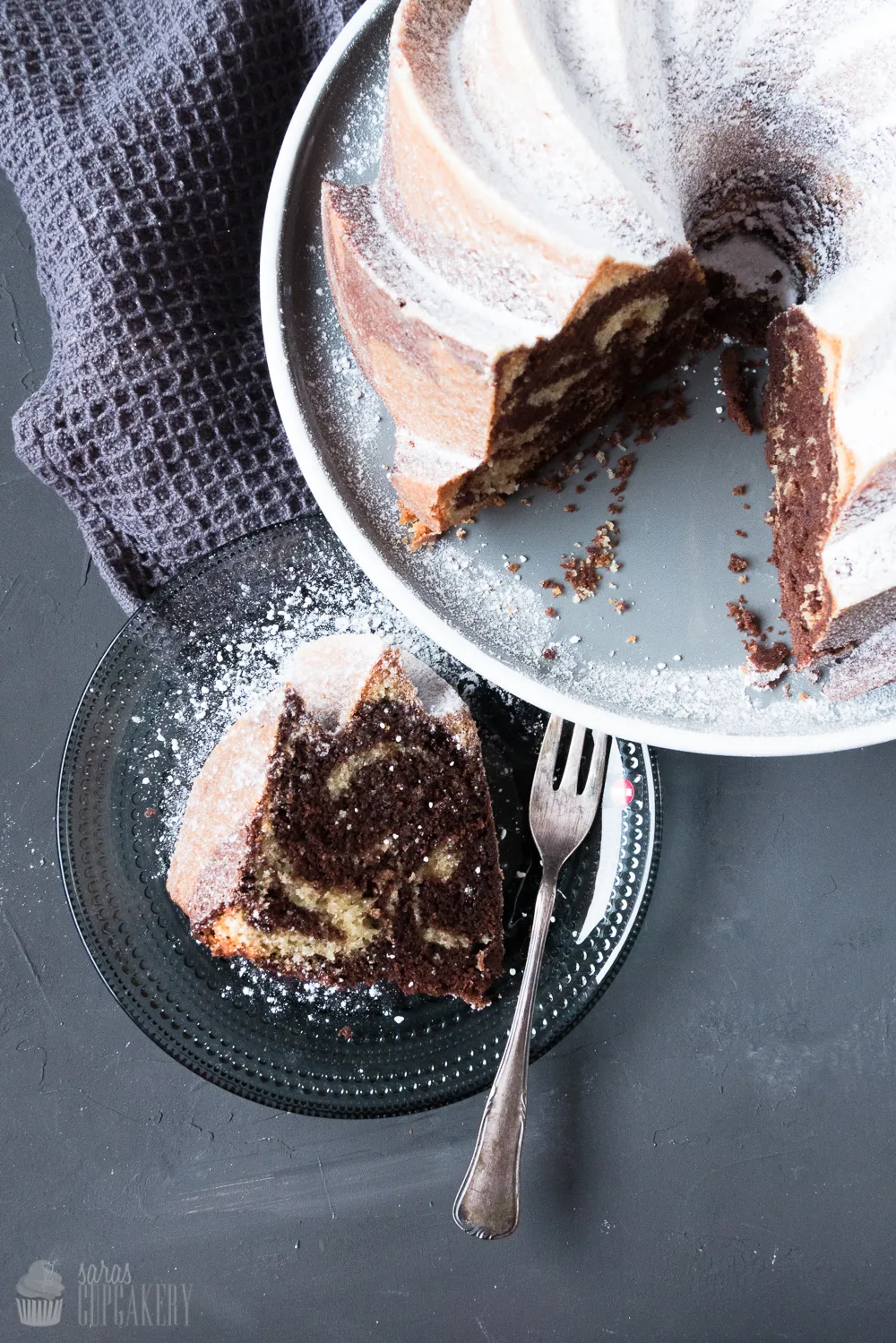 Ein Stück Nutella-Marmorkuchen mit deutlicher Marmorierung und cremiger Textur